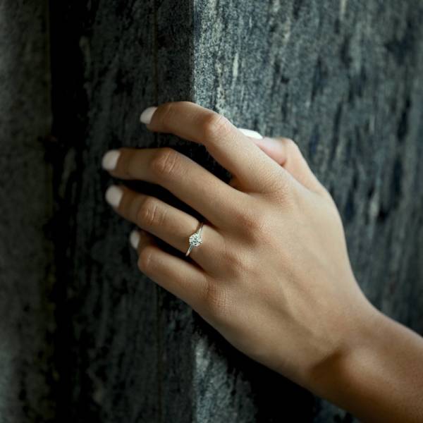 Guide ultime pour choisir la bague de fiançailles parfaite - Diamant Factory